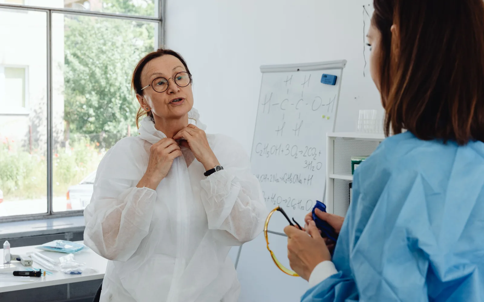 Formatrice qui reformule l’objectif avec une soignante devant un tableau